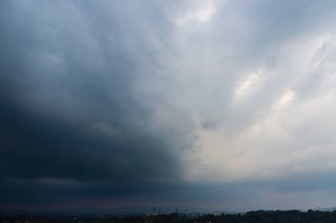 Dramatik yağmur bulutu arka plan deseni.