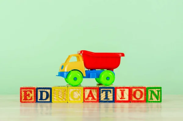 Красочный Игрушечный Грузовик Алфавитными Блоками Организации Образования Pre School Назад — стоковое фото