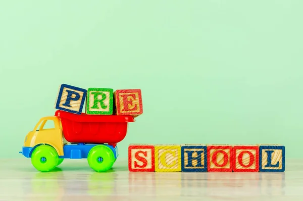彩色玩具卡车与字母块安排学前 回到学校概念 图库图片