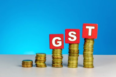 Vergi ve finans üzerinde yazılı konseptiyle sikke yığını - Gst (mal ve hizmet vergisi)