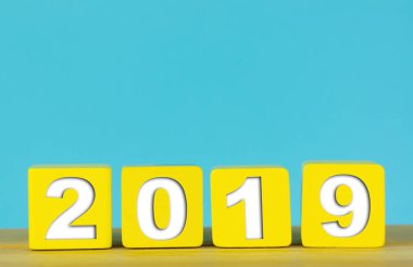 Yazılı 2019 tahta bloklarla. Mutlu yeni yew kavramı. Kopya alanı.