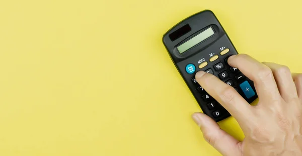 Zbliżenie Dłoni Pomocą Kalkulatora Żółtym Tle Miejsce — Zdjęcie stockowe