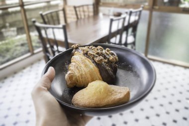 İnsanların elini tut hizmet taze pişmiş ekmek, stok fotoğraf plaka