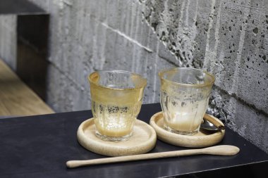 Latte kahve Ahşap daire, stok fotoğraf üzerinde bitmiş içki