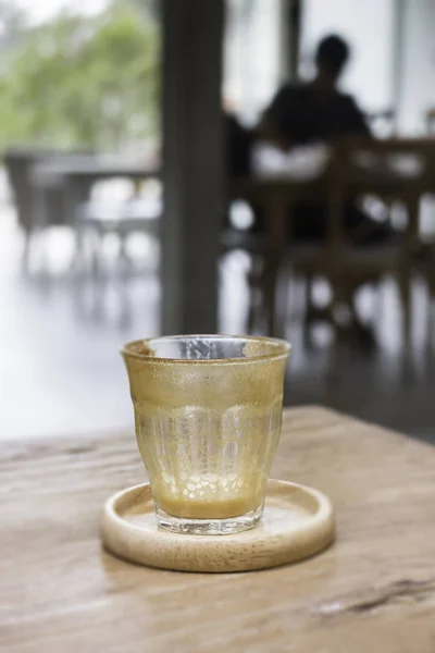 木製ソーサー ストック フォトのラテ コーヒーの完成したドリンク — ストック写真
