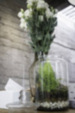 Beyaz çiçekler masayı üzerinde stok fotoğraf görüntü