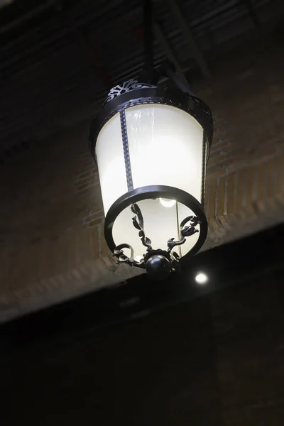 Будівля Цегляної Стіни Світлою Лампою Стокове Фото — стокове фото