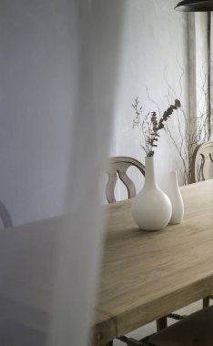 Vazoyu ahşap masa, stok fotoğraf dalında kuru okaliptüs