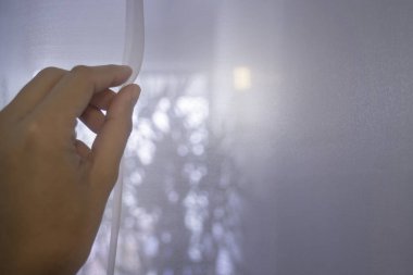 Güzel sıcak ışık, stok fotoğraf ile perde üzerinde el