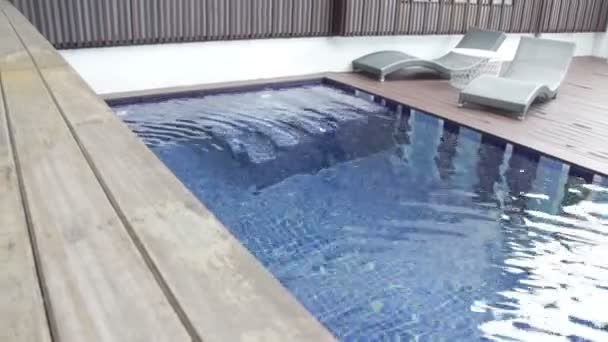 Assentos Cama Livre Perto Piscina Imagens Estoque — Vídeo de Stock