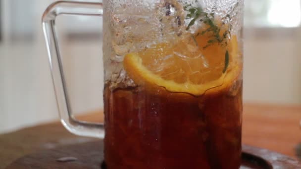 Delicious Iced Zwarte Koffie Met Oranje Aroma Beeldmateriaal — Stockvideo