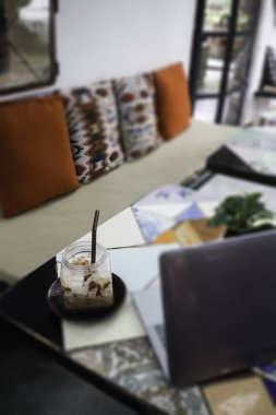 Buzlu kahve mocha masada, stok fotoğraf hizmet