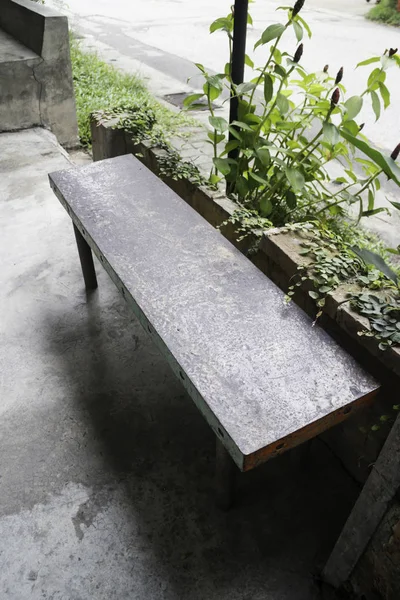 Grunge Single Bench Garden Stock Photo — Stock Photo, Image