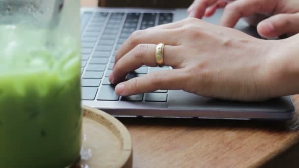 女性のラップトップに入力して飲むアイス緑茶 映像素材集 — ストック動画