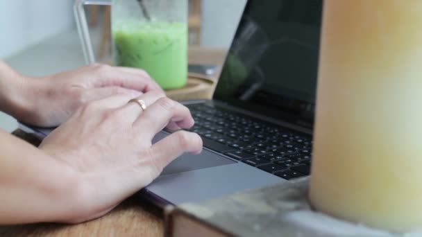 Mulher Line Trabalhando Com Laptop Beber Leite Gelado Chá Verde — Vídeo de Stock