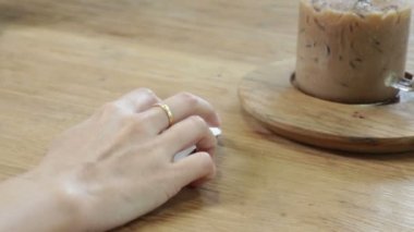 Ahşap masa yan görünüm, Stok görüntüleri üzerinde dizüstü fare el