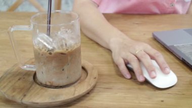 Kadın el sehpa üzerinde hisse senedi görüntüleri bilgisayar fare kullanın