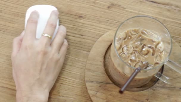 Hand Auf Computermaus Auf Hölzerne Tischplatte Archivmaterial — Stockvideo