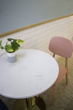 Kahve dükkanı masada hazır fotoğraf kapalı bitki