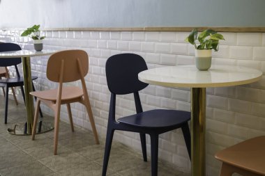 Kahve dükkanı masada hazır fotoğraf kapalı bitki