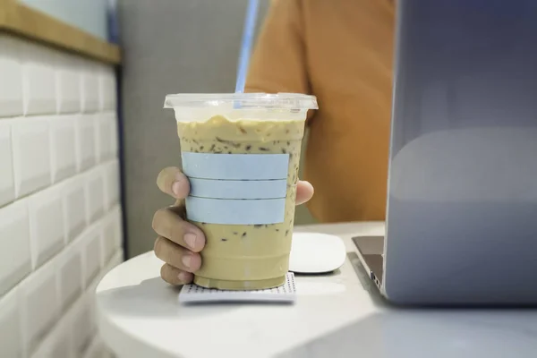 Mujer Sosteniendo Vaso Plástico Café Helado Con Leche Foto Stock — Foto de Stock