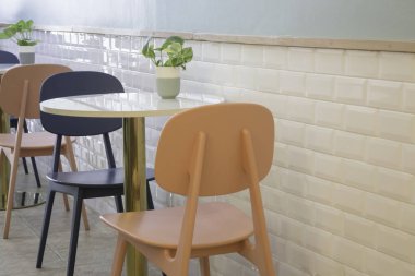 Kahve dükkanı masada hazır fotoğraf kapalı bitki