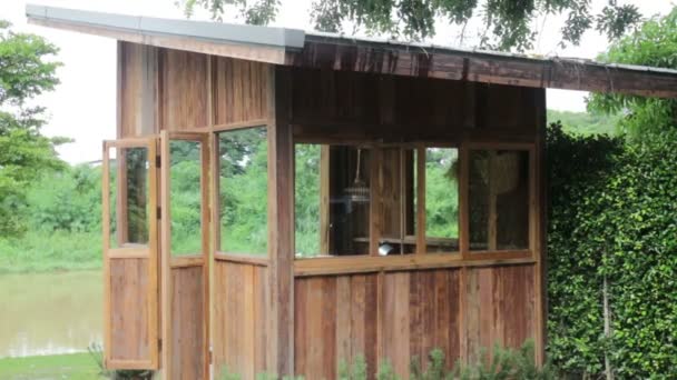 Casa Amigable Con Naturaleza Día Lluvia Material Archivo — Vídeos de Stock