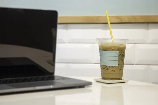 Ноутбук Столе Кофейне Фото Складе — стоковое фото