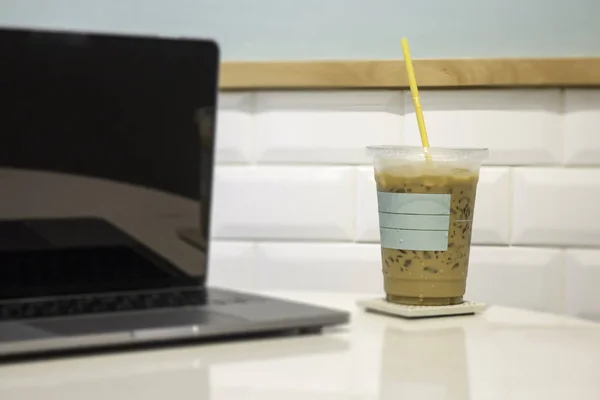 Laptop Table Coffee Shop Stock Photo — Stock Photo, Image