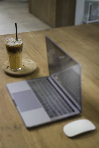 Mesa Trabalho Confortável Com Notebook Laptop Foto Stock — Fotografia de Stock