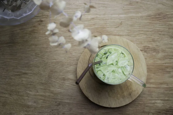 Caffellatte Verde Freddo Tavolo Legno Fotografia Scorta — Foto Stock