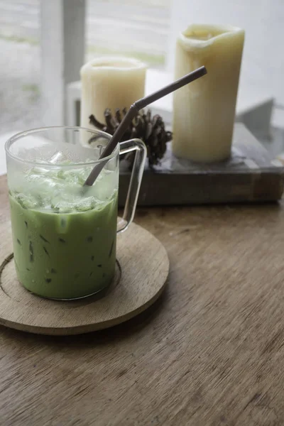 Ahşap Masada Buzlu Yeşil Çay Latte Stok Fotoğrafı — Stok fotoğraf