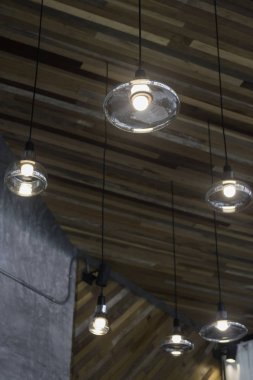 Vintage tavanda, stok fotoğraf asılı ampuller