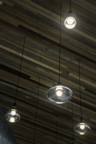 Винтажные Лампочки Свисающие Потолка Фото Склада — стоковое фото