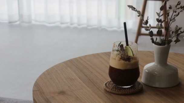Beyaz Perde Yatak Odası Buzlu Kireç Kahve Stok Görüntüleri — Stok video