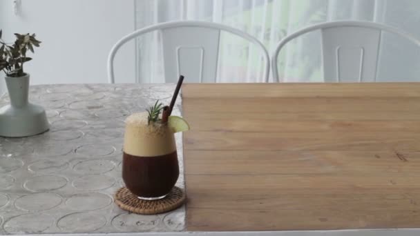 Caffè Lime Freddo Alternativo Sul Tavolo Riprese Magazzino — Video Stock