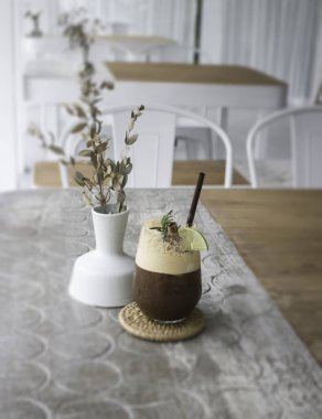 Kalkıp limonlu kahve içmek, fotoğraf çektirmek.