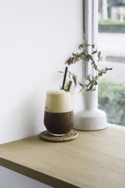 Kalkıp limonlu kahve içmek, fotoğraf çektirmek.