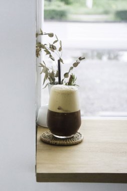 Kalkıp limonlu kahve içmek, fotoğraf çektirmek.