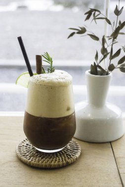 Kalkıp limonlu kahve içmek, fotoğraf çektirmek.