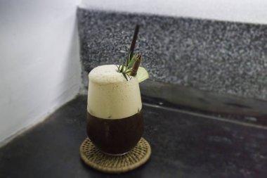 Kalkıp limonlu kahve içmek, fotoğraf çektirmek.