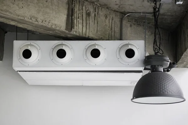 ロフトルームの白いエアコン ストックフォト — ストック写真