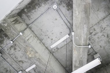 Binadaki elektrik kablosu tavanı, stok fotoğrafı.
