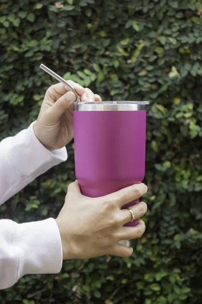 Hand Auf Große Wasserflasche Temperatur Halten Archivbild — Stockfoto