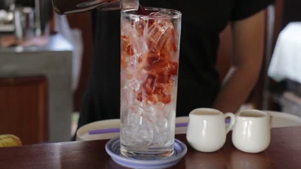 Barista Haciendo Con Leche Tailandesa Helada Material Archivo — Vídeos de Stock