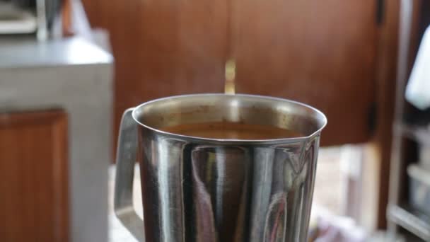 Βραστό Τσάι Ταϊλανδικά Συστατικό Στο Καφενείο Μήκους Πόδηα Αποθεμάτων — Αρχείο Βίντεο