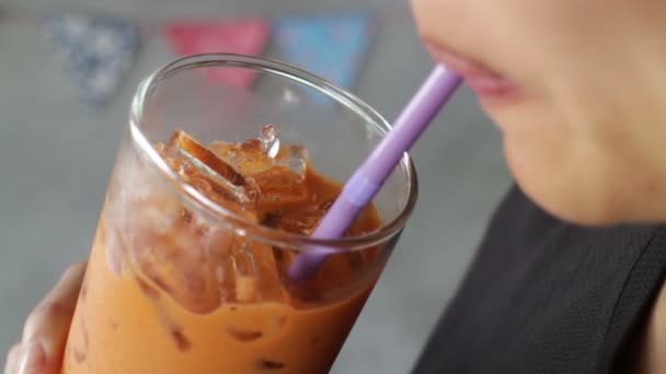 Vrouw Drinken Iced Thaise Melkthee Beeldmateriaal — Stockvideo