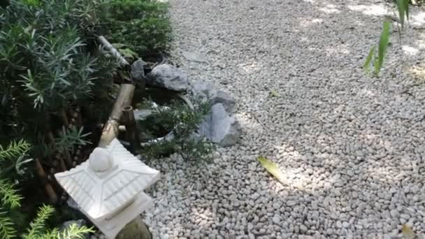 Bambus fließendes Wasser dekoriert im Garten, Archivmaterial