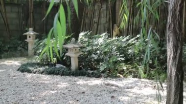 Küçük Japon rock Bahçe ile taş fener, stok görüntüleri