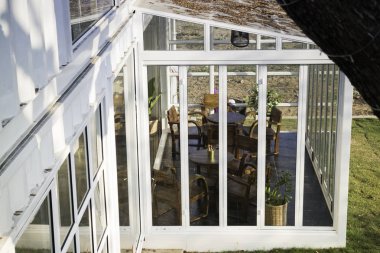 Ahşap mobilya seti ile kargo konteyner kafe